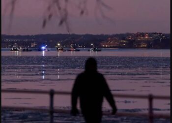 Difunden el audio de la torre de control del accidente aéreo en Washington DC.