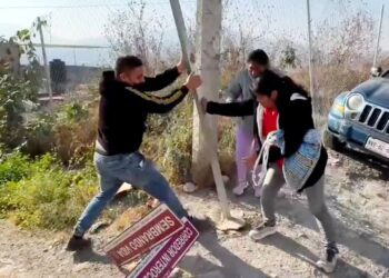 Habitantes destruyen letreros de colonia Cuarta Transformación