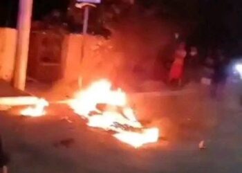 Pobladores linchan a hombre por agredir a mujer