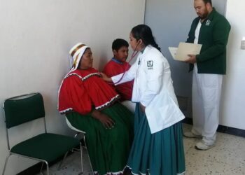 Doctora rarámuri atiende en su lengua a pacientes del IMSS-Bienestar