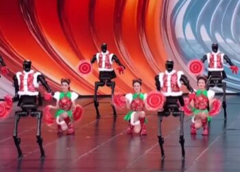 Robots bailan folclore en la televisión china por el Año Nuevo Lunar
