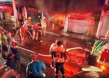 Grupo armado mata a dos e incendia tres negocios en Guerrero
