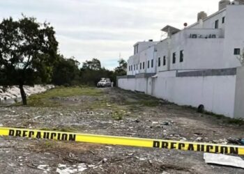 Hallan dos cuerpos encobijados y embolsados en Nuevo León