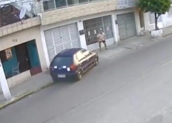 Auto descontrolado atropella a mujer en Brasil