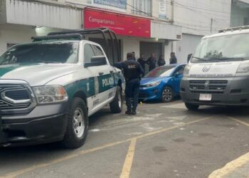 Hallan dos cuerpos en auto en Azcapotzalco