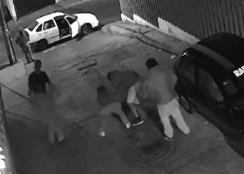 Mujer es obligada a salir de su domicilio y agredida por su expareja y acompañantes