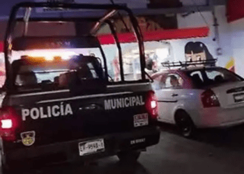 Mujer abandona a niña de 4 años en una taquería