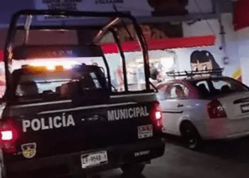 Mujer que abandonó a su hija en un puesto de tacos ahora la quiere de vuelta