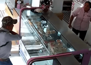 Hombre asalta una pastelería y exige a trabajadora que le de un pan ‘para ir comiendo’