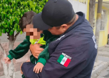 Policías salvan a niño de 2 años de morir asfixiado