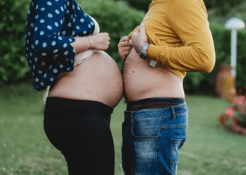 ¿Hombres con antojos y náuseas durante el embarazo? Esto es el Síndrome de Couvade