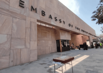 Embajada de EU en México alerta por falsas promesas de empleo en Rusia