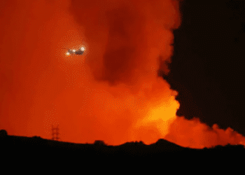 Rescatistas buscan cuerpos antes de que el viento se intensifique en Los Ángeles