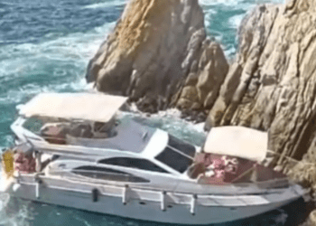 Yate turístico choca y se hunde en La Quebrada en Acapulco