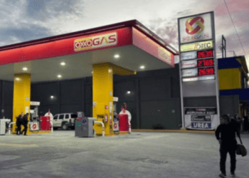 En Apodaca, exhiben a Oxxo Gas por vender la gasolina más cara en México