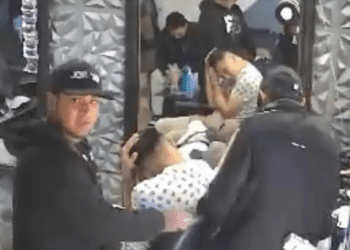 Delincuentes lesionan a joven en asalto violento a barbería en Estado de México
