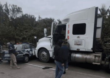 Tráiler se niega detenerse y arrastra a patrulla en Veracruz