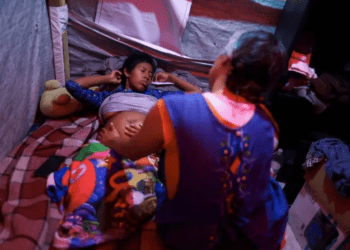 Juez frena orden de Trump para eliminar la ciudadanía por nacimiento