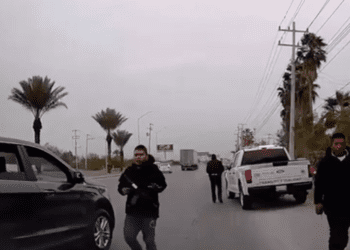 Familia es perseguida por sujetos armados y un policía ignora la petición de ayuda