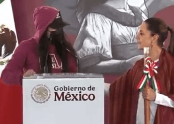 María Elena Ríos irrumpe en evento de  Sheinbaum y denuncia liberación de su agresor