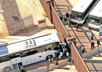 Estados Unidos deporta a dos mil extranjeros a México