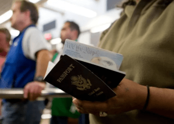 Suspenden emisión de pasaportes de personas no binarias en EU