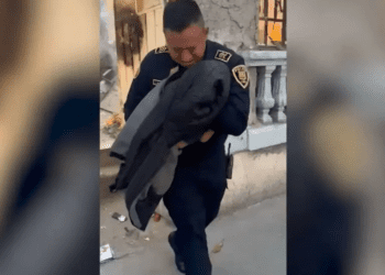 Policías de CDMX rescatan a menores durante un incendio