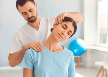 Mujer pierde la vida tras acudir al quiropráctico por un crujido en el cuello