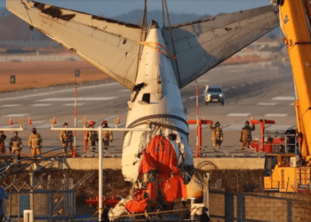 Retiran restos del avión accidentado en Corea del Sur