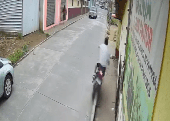 Motociclista fallece tras estrellarse contra una banqueta