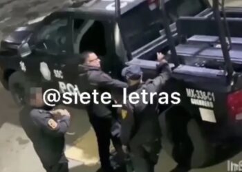 Policías “ordeñan” patrullas en CDMX para robar gasolina