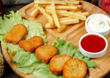Niño pierde la vista por comer solo nuggets, salchichas y galletas