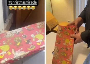 Hombre encuentra un regalo de Navidad escondido desde 1978 en casa de sus padres