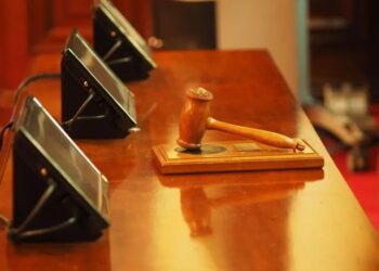 Juez permite inscribir a un niño con tres padres y una madre