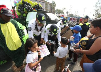 Policías de Tránsito reparten juguetes a niños migrantes
