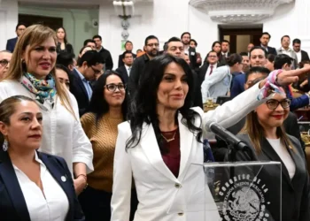 Diana Sánchez Barrios toma protesta en Congreso