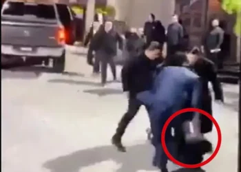 Seguridad de antro, golpea brutalmente a dos personas