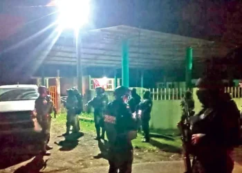 Caen 13 policías y 2 funcionarios en cateo