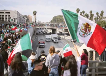 Banderas mexicanas en marchas por migrantes