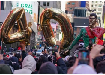 Develan estatua de Cristiano Ronaldo en su 40º cumpleaños