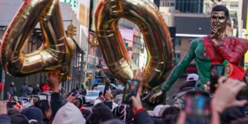 Develan estatua de Cristiano Ronaldo en su 40º cumpleaños