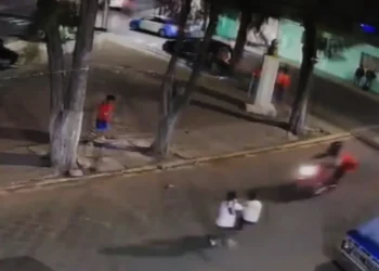 Motociclista atropella a niña y se escapa