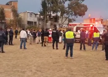 Rayo cae en campo y alcanza a tres niños