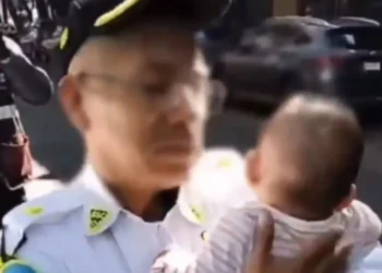 Abandonan a un bebé dentro de un auto en la Roma