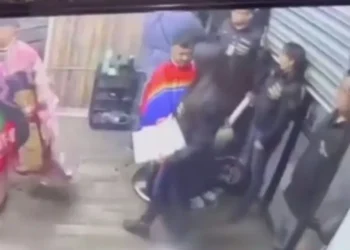 Policías siembran droga en barbería del Edomex