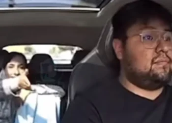 Pasajera amenaza a conductor de aplicación