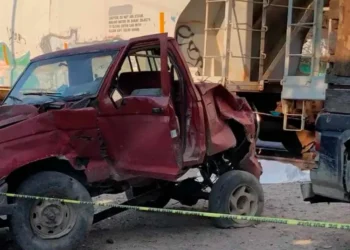 Muere hombre tras intentar ganarle a tren