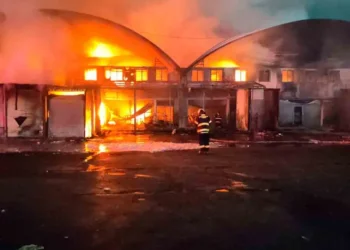 Incendio afecta 70 locales en la Central de Abasto