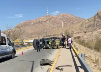 Por no atropellar a un perrito hombre vuelca en su camioneta