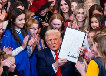 Chicas transgénero desafían prohibición de Trump